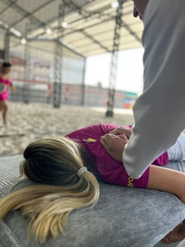 Letícia realizando atendimento em um evento